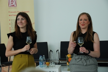 Theresa Lambrich und Berit Gebel-Sauer erklären das durch Zonta Koblenz I konzipierte politische Format 