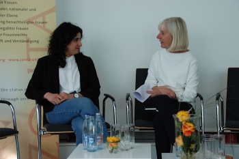 Katrin Wolf (rechts) fragt Misbah Khan (Grüne) nach ihren Beweggründen, in die Politik zu gehen