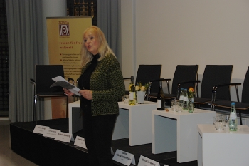 Unsere Präsidentin Dr. Margit Theis-Scholz begrüßt die Gäste